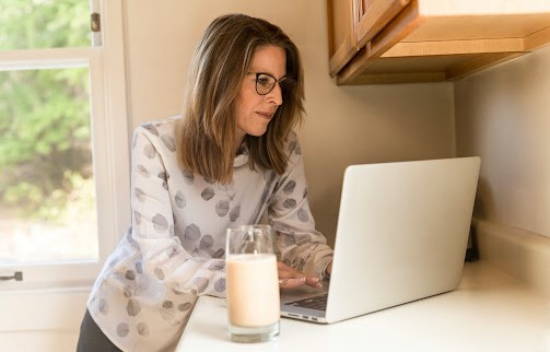 Gana dinero como ama de casa: 8 trabajos flexibles en línea